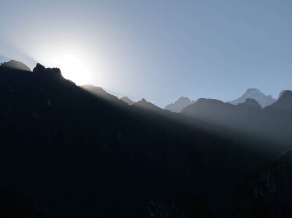 O sol nasce em Machu Picchu, no Peru